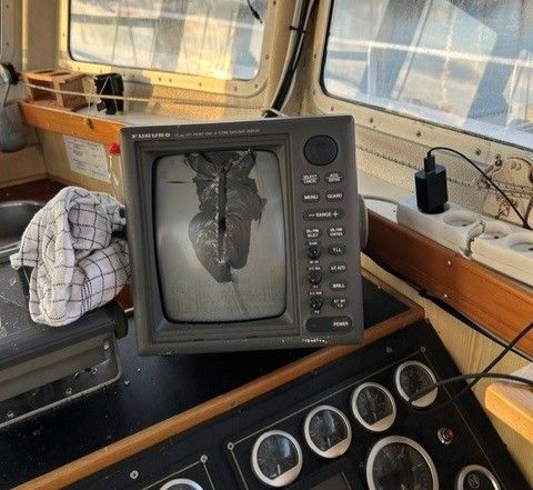 Navigations- og kommunikationsudstyr om bord på en af Musholm A/S’ arbejdsbåde er blevet ødelagt ved hærværk. Skærmen er knust og har tydelige mærker efter slag. Hærværket blev opdaget lørdag morgen og har ramt både og udstyr, der anvendes i den daglige drift af virksomhedens havbrug. Musholm A/S DAPO